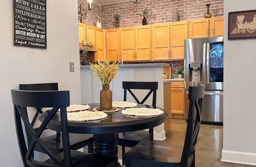Downtown Chattanooga Condo | Stylish Southside Retreat. Walk to Dining, Nightlife + Free Parking