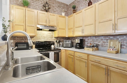 Downtown Chattanooga Condo | Stylish Southside Retreat. Walk to Dining, Nightlife + Free Parking