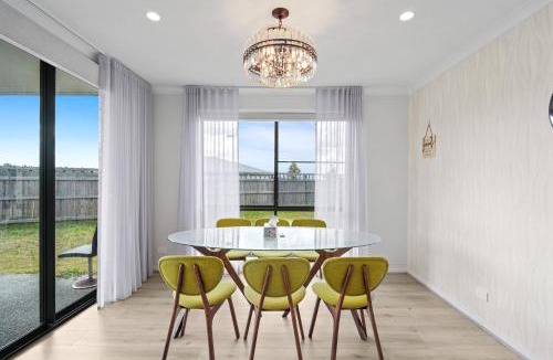 Spring Mountain Apartment | Stylish & Spacious 3BR 2BA Home in Spring Mountain M28