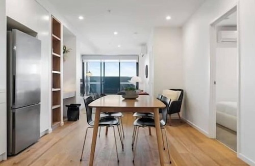 Carnegie Apartment | Stylish & Spacious 2BR w Study, Wi-Fi & Car Park