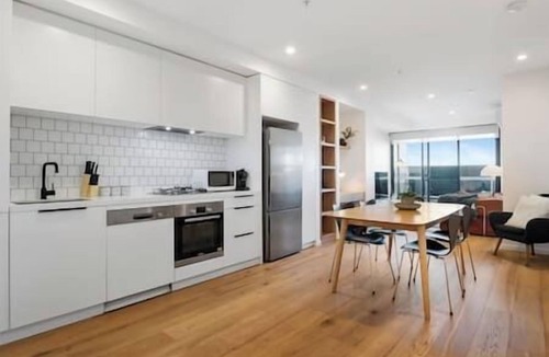 Carnegie Apartment | Stylish & Spacious 2BR w Study, Wi-Fi & Car Park