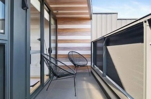 Carnegie Apartment | Stylish & Spacious 2BR w Study, Wi-Fi & Car Park