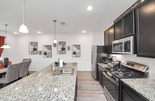 Spring Branch West House | Stylish & Spacious 2BR Gem W/King Suite Sleeps 6