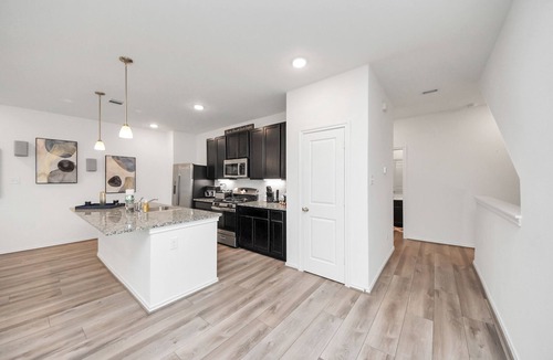 Spring Branch West House | Stylish & Spacious 2BR Gem W/King Suite Sleeps 6