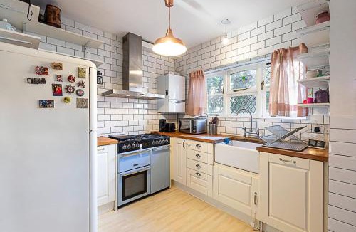 Bow House | Stylish & Spacious 3-Bed Home in Vibrant Bow