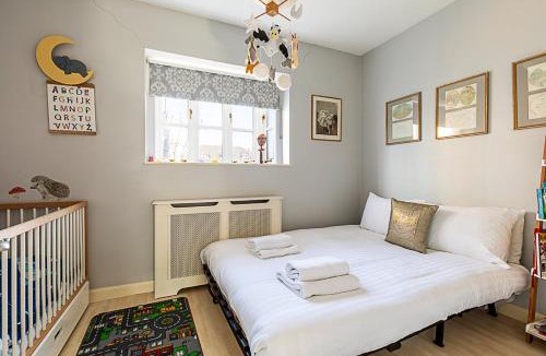 Bow House | Stylish & Spacious 3-Bed Home in Vibrant Bow