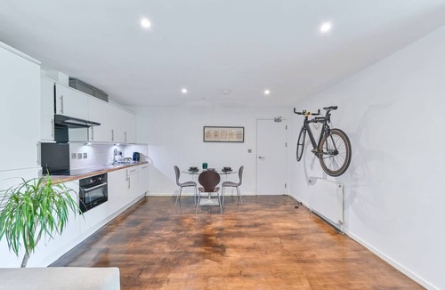 Camberwell Green Apartment | Stylish, Spacious & Bright Flat Opposite Burgess Park