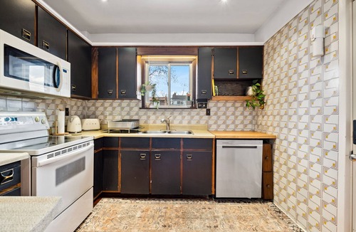 Oakwood Village House | Stylish & Spacious Cozy House