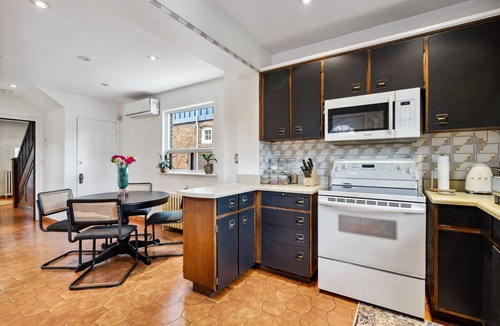 Oakwood Village House | Stylish & Spacious Cozy House