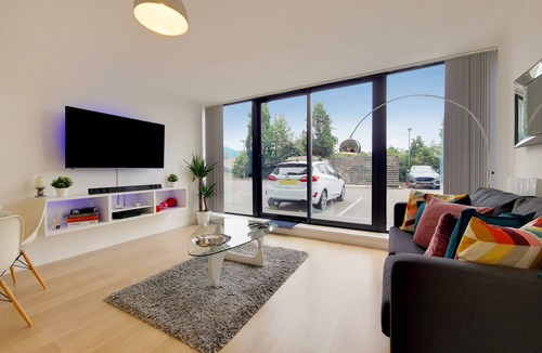 Wimbledon Park House | Stylish Spacious Duplex Apt With Parking