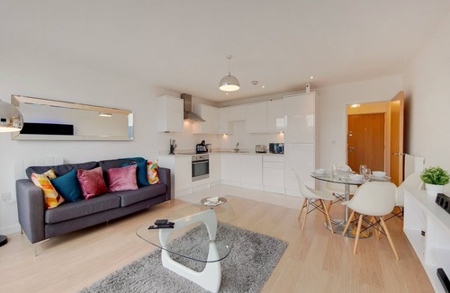 Wimbledon Park House | Stylish Spacious Duplex Apt With Parking