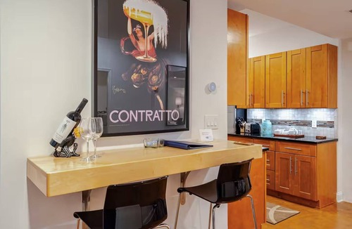 Bethesda House | Stylish Spacious Greentree Apartment