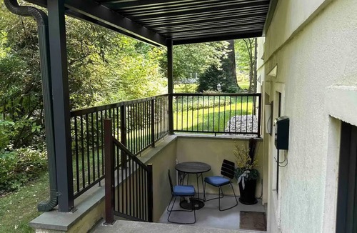 Bethesda House | Stylish Spacious Greentree Apartment