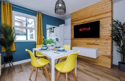 Chester House | Stylish & Spacious home, Great Location, sleeps 6!