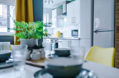 Chester House | Stylish & Spacious home, Great Location, sleeps 6!