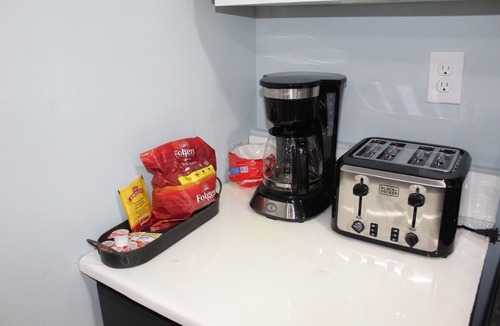 Ampere Apartment | Stylish & Spacious Newark Retreat - Perfect for City Getaways!
