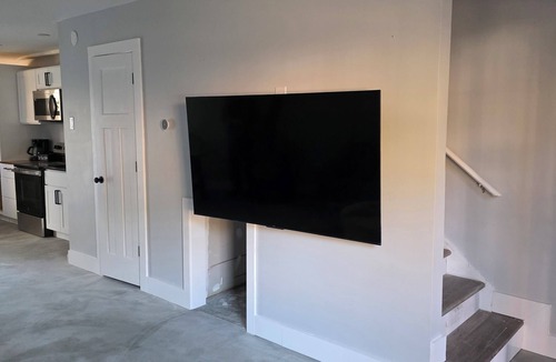 Carrboro House | Stylish & Spacious ★ Pets OK ★ Monthly Townhome
