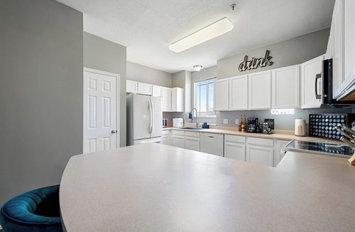 West Jordan Condo | Stylish & Spacious w/King Beds, Mountain Views, Gym, Frwy Access & 2 Balconies!