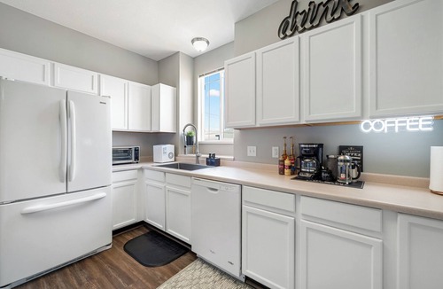 West Jordan Condo | Stylish & Spacious w/King Beds, Mountain Views, Gym, Frwy Access & 2 Balconies!