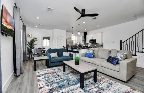 Northside House | Stylish Stay, Fast Wifi, Sleeps 9, Workspace, Garage, Close to everything