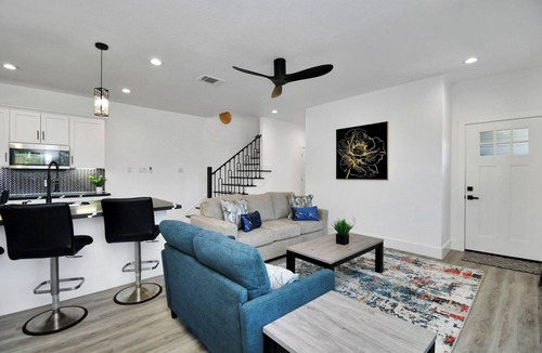 Northside House | Stylish Stay, Fast Wifi, Sleeps 9, Workspace, Garage, Close to everything