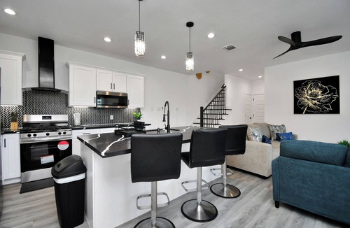 Northside House | Stylish Stay, Fast Wifi, Sleeps 9, Workspace, Garage, Close to everything