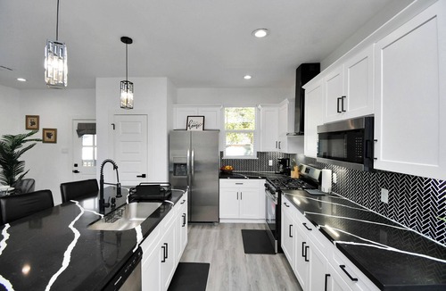 Northside House | Stylish Stay, Fast Wifi, Sleeps 9, Workspace, Garage, Close to everything