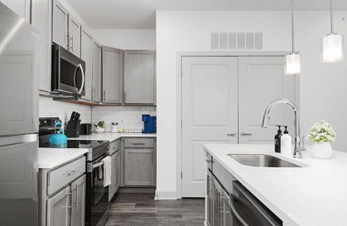 Whitestown Apartment | Stylish Stay | Near Everything!