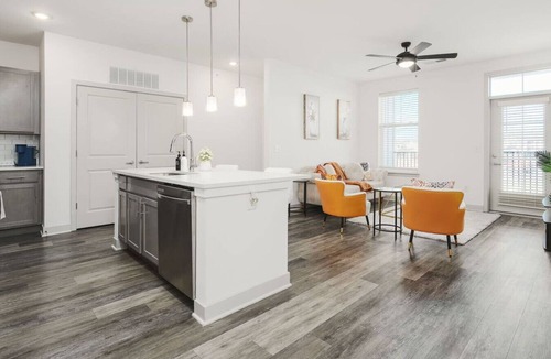 Whitestown Apartment | Stylish Stay | Near Everything!