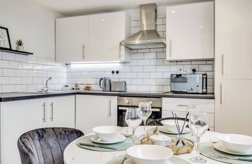 Ware Apartment | Stylish stay Ware town + parking