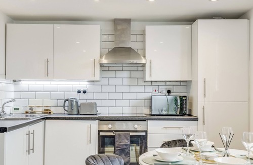 Ware Apartment | Stylish stay Ware town + parking