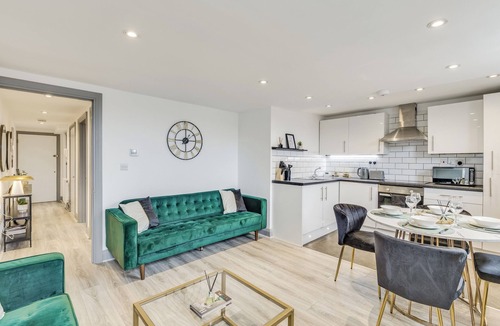Ware Apartment | Stylish stay Ware town + parking