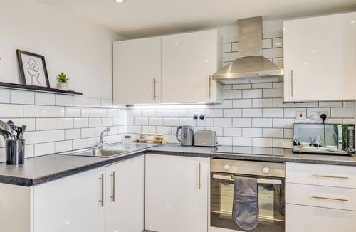 Ware Apartment | Stylish stay Ware town + parking