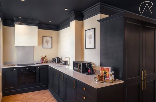 Windsor City Centre Apartment | Stylish Stay- Windsor Castle- Parking- By Tempstay