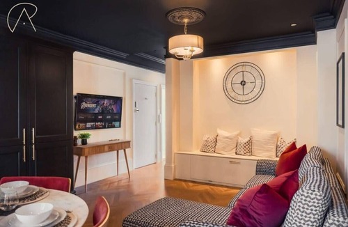 Windsor City Centre Apartment | Stylish Stay- Windsor Castle- Parking- By Tempstay