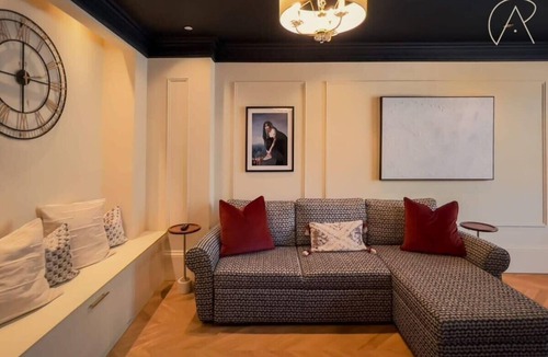 Windsor City Centre Apartment | Stylish Stay- Windsor Castle- Parking- By Tempstay