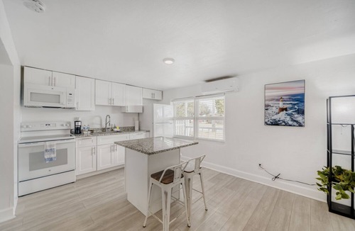 Tropic Apartment | Stylish Studio Apt w/Kitchenette + River Views
