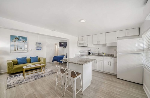 Tropic Apartment | Stylish Studio Apt w/Kitchenette + River Views