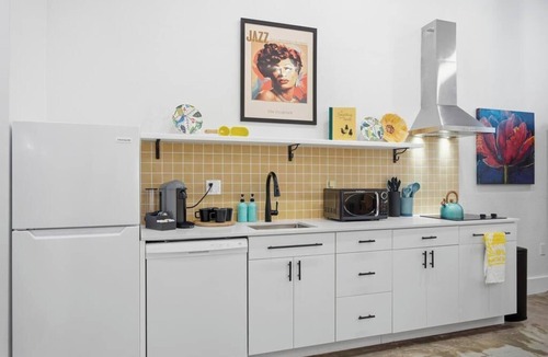 Downtown Jacksonville Apartment | Stylish Studio at the Raven Pool OnSite Parking