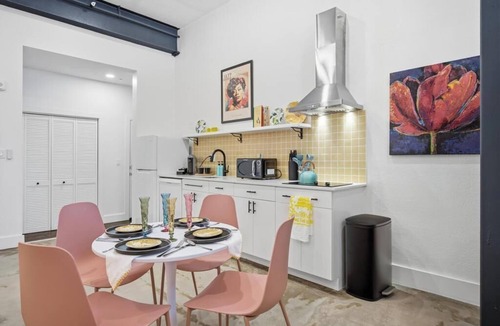Downtown Jacksonville Apartment | Stylish Studio at the Raven Pool OnSite Parking