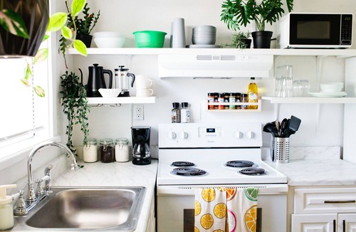 East Hill Apartment | Stylish Studio Escape | Cozy + Fast WiFi