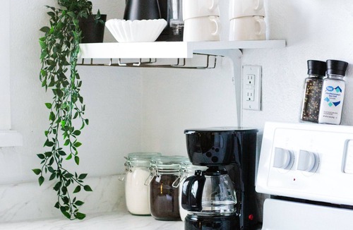 East Hill Apartment | Stylish Studio Escape | Cozy + Fast WiFi