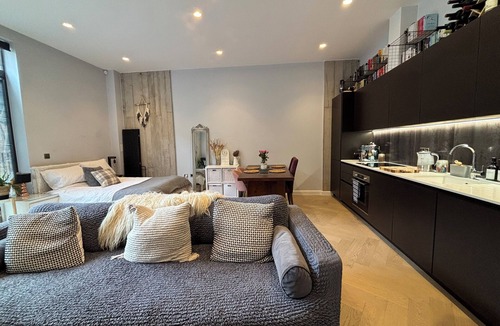 Hackney Apartment | Stylish Studio in Hackney with Private Terrace