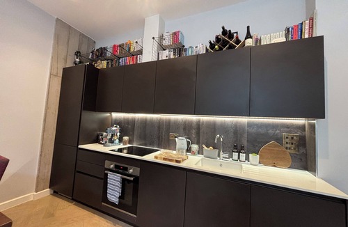 Hackney Apartment | Stylish Studio in Hackney with Private Terrace