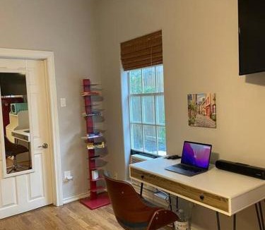 Hyde Park Cabin | Stylish Studio in Montrose - The Italian Plaza