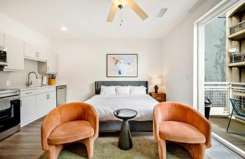 SoNo Apartment | Stylish Studio King Bed Downtown ATL - 6