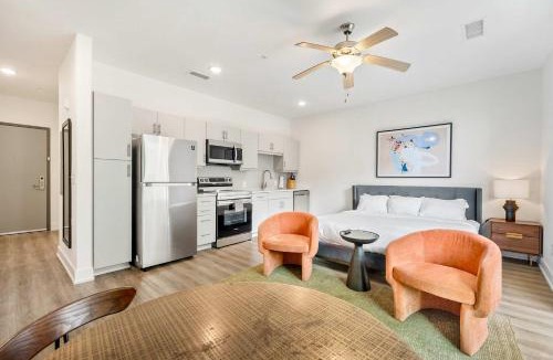 SoNo Apartment | Stylish Studio King Bed Downtown ATL - 6