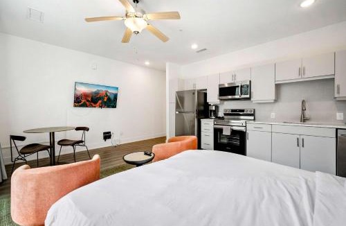 SoNo Apartment | Stylish Studio King Bed Downtown ATL - 6
