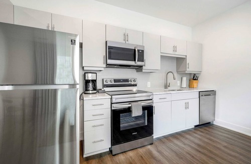 SoNo Apartment | Stylish Studio King Bed Downtown ATL