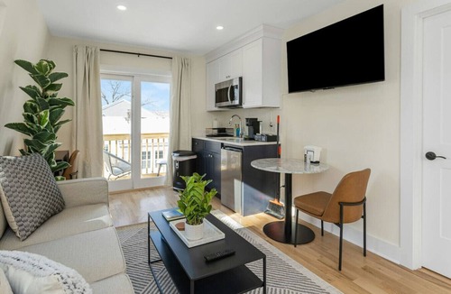 Stamford Apartment | Stylish Studio Minutes to Train U5